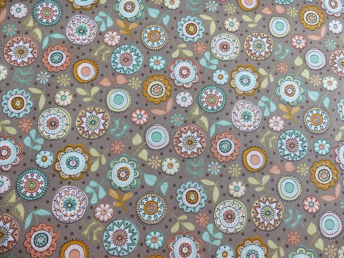 Patchworkstoff aus der Serie Doodle Days mit Kreisen und Blumen auf taupe farbenen Untergrund von Makower.